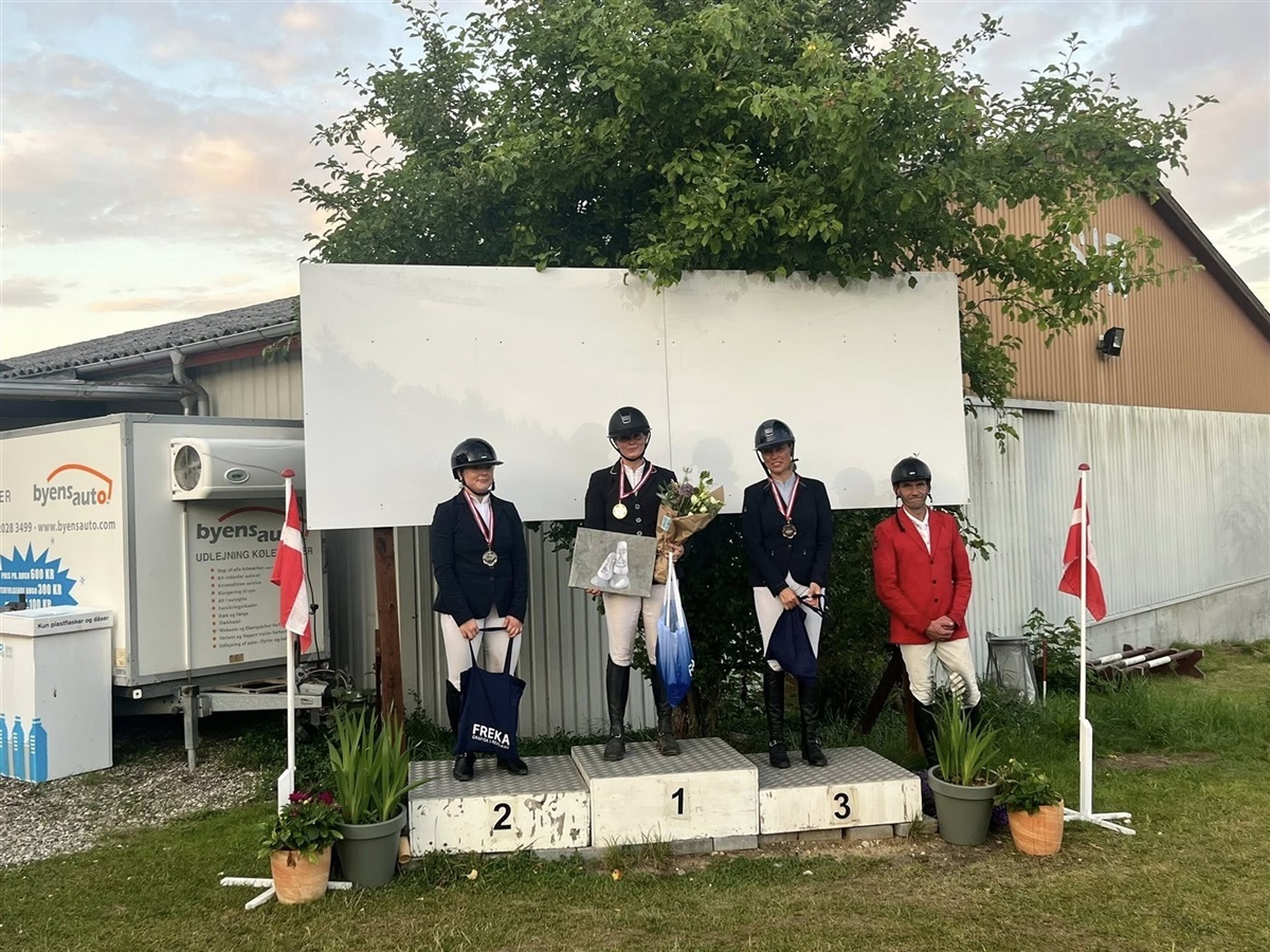Der blev blandt andet afviklet distriktsmesterskab for seniorer. Øverst på skamlen: Julie Kreilgaard, andenpladsen blev Zelina Hulehøj, tredje bedst blev Helle Møller Andersen og fjerdepladsen gik til Casper Rasmussen. Foto: Privat