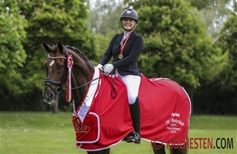 Frida er dansk mester i U25 paradressur