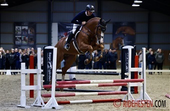 Verdensstjerne g&aelig;ster &aring;bent hus p&aring; B&oslash;geg&aring;rden