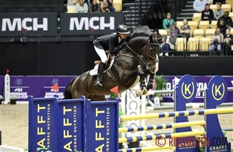 Laura og Zascha placeret i 145 cm