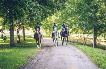 I weekenden rider hestefolk for en god sag