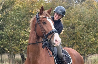 Louise tr&aelig;ner i skoven og rider landsst&aelig;vner