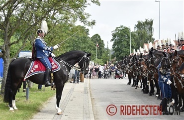 Kronprinseparret eskorteres af hesteskadron