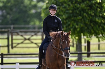 Sophia tilbage i sadlen efter ulykke