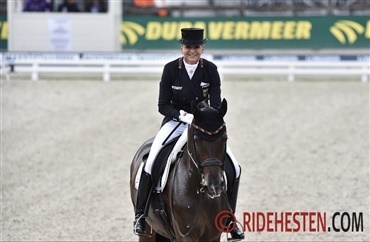 Dorothee Schneider mister hest og er selv indlagt