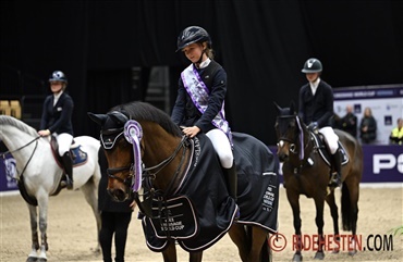 20-&aring;rig pony l&oslash;b med sejren