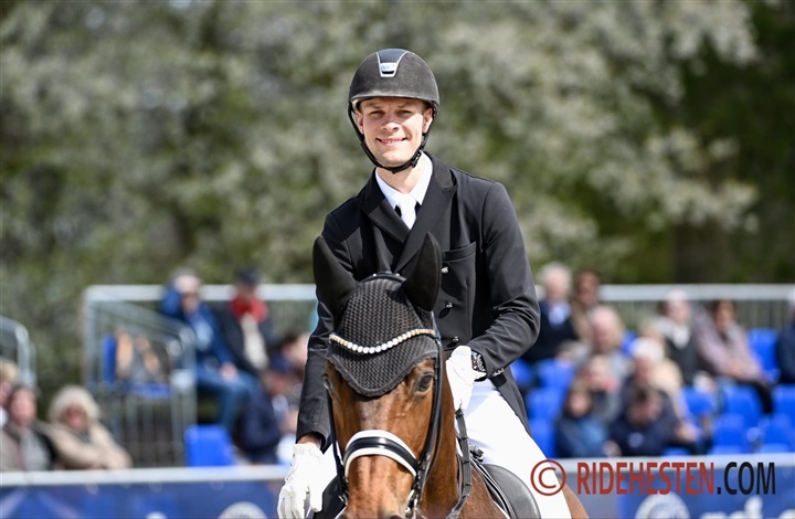 F&oslash;lg de danske dressurryttere i Hagen