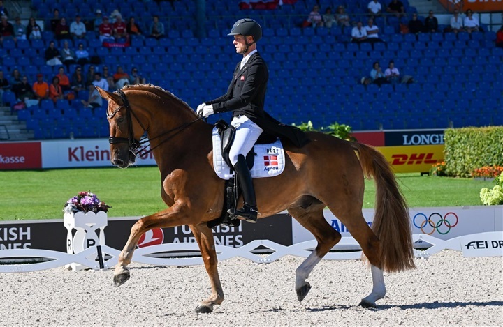Daniel rider Danmark ind i front