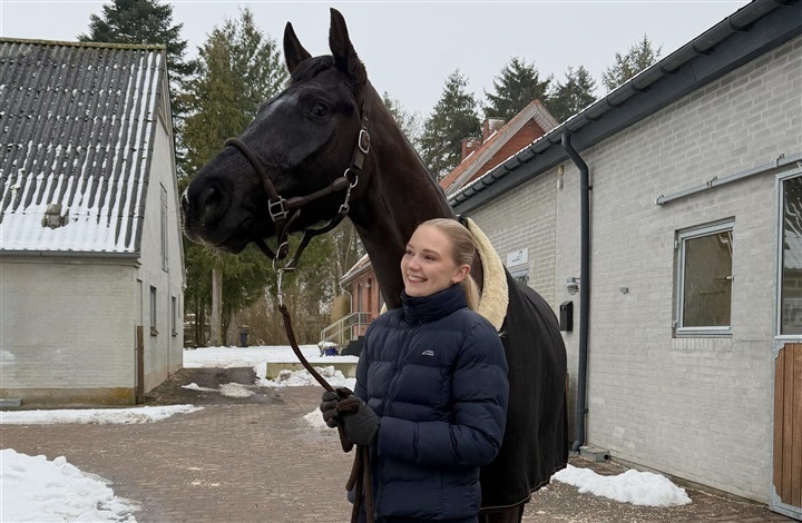 Anna Teibel Raben byder ny hest velkommen