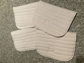 4 hvide bandageunderlag