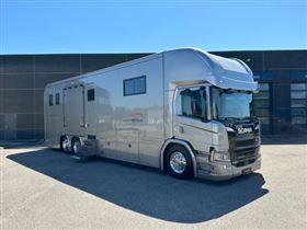 P450 7 HORSES LIVING WITH POP-OUT