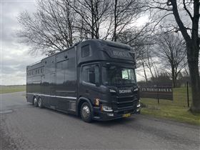 WEEKEND ÅBENT - Scania P500 (AUT) - 3 x pop ud og plads til 6 heste