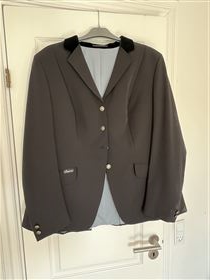 Pikeur ridejakke sælges