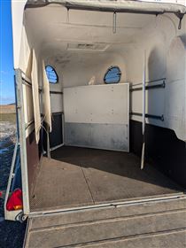 Kørsel træning i hestetrailer