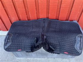Dressurunderlag, sort, LeMieux merino, half lined