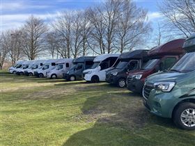 FS HORSEBOXES HAR LUKKET HESTEBILER PÅ GRÆS