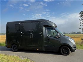 Nylakeret Renault Master hestebil 