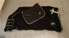 Fleecedækken str. 135 og underlag 17"