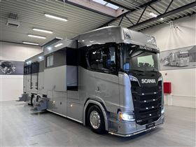 SCANIA S530 V8 LIMITED 5 HORSES AND LIVING WITH DOUBLE POP-OUT/UP