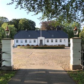 Hestecenter udlejes på herregård ved Skanderborg