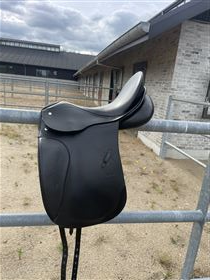 Velholdt dressursadel