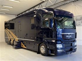 MAN ROELOFSEN 6 HORSES WITH LIVING