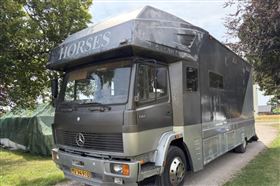 Mercedes-Benz 1317 Hestetransporter – 4 heste – Godkendt til dyretransport