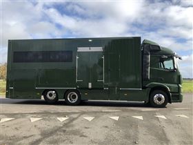 NYOPBYGGET MERCEDES BENZ ACTROS 2542 (7 heste, 2 ramper og living)