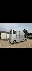 Flot nysynet hestetransporter sælges