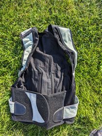 Holdnings-korrigerende vest