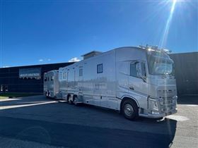 Volvo FH540 STX COMBINATION POP-OUT / UP & 11 HORSES