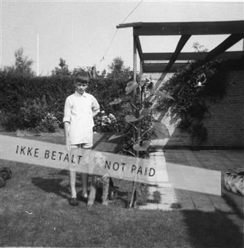 Jørgen Bak Rasmussen som barn og airedale Terrier.jpg