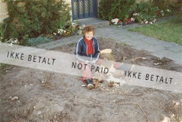 Enid ved træstub.jpg